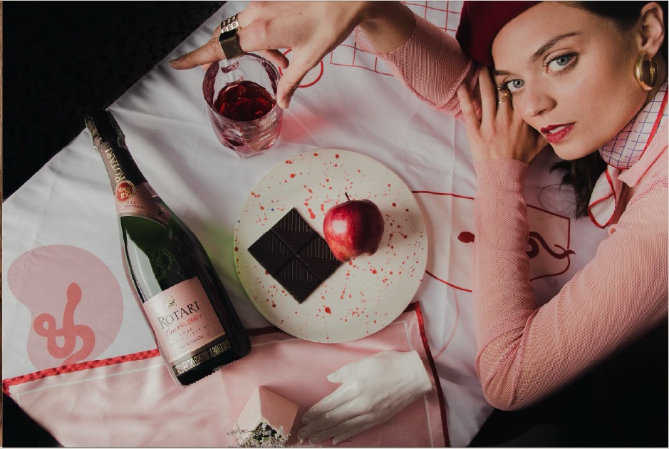 Contextual photography — sparkling wine tablescape